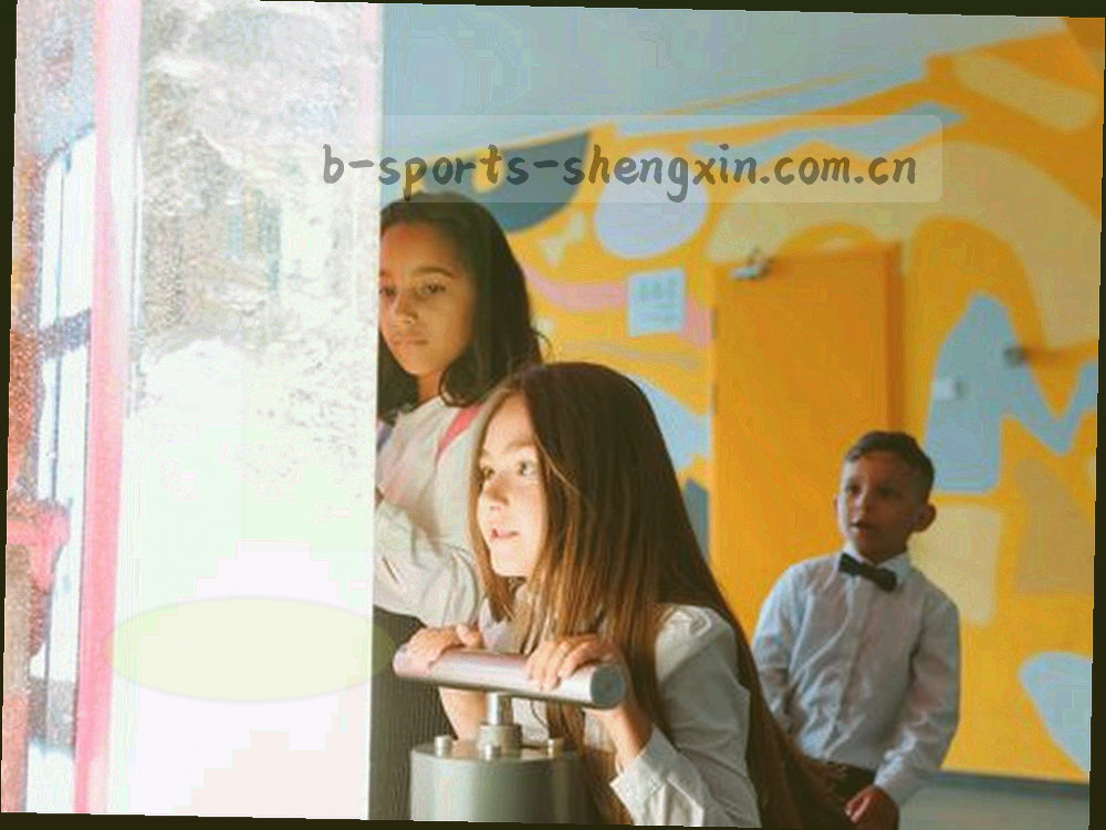 青色调的收藏列表界面示意，左侧是比赛条目，右侧是时间排序条，整体偏冷光